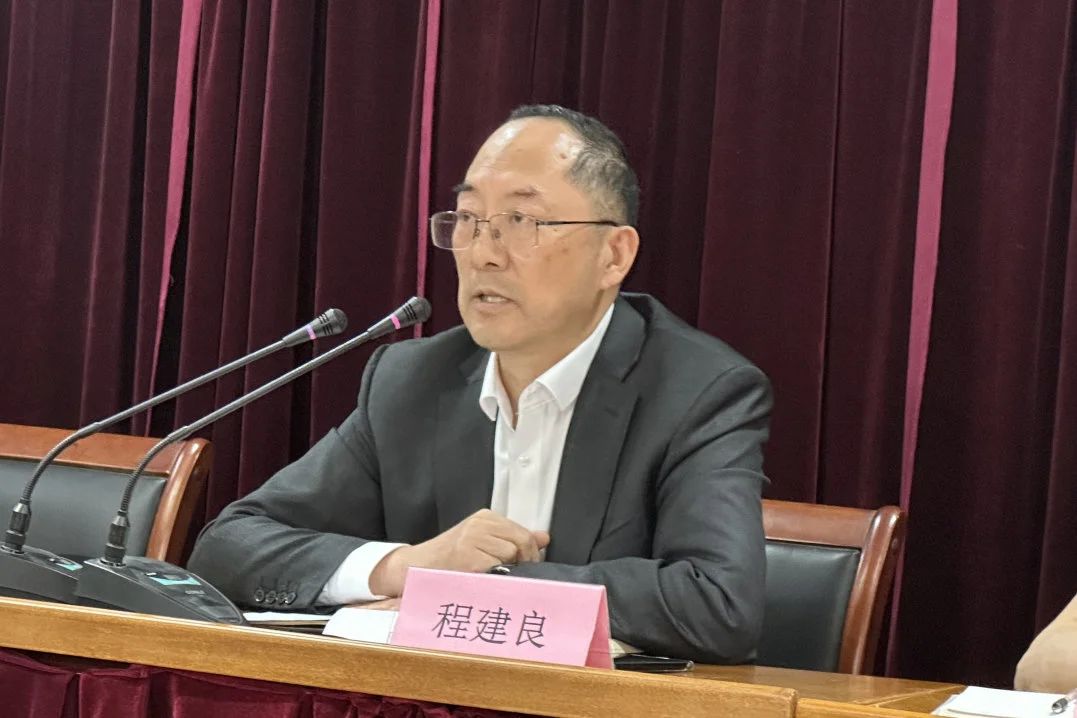 Changshu Polyester huet eng Versammlung fir mëttelgrousse Kadres, Ingenieur an technesch Personal, an Marketing Personal